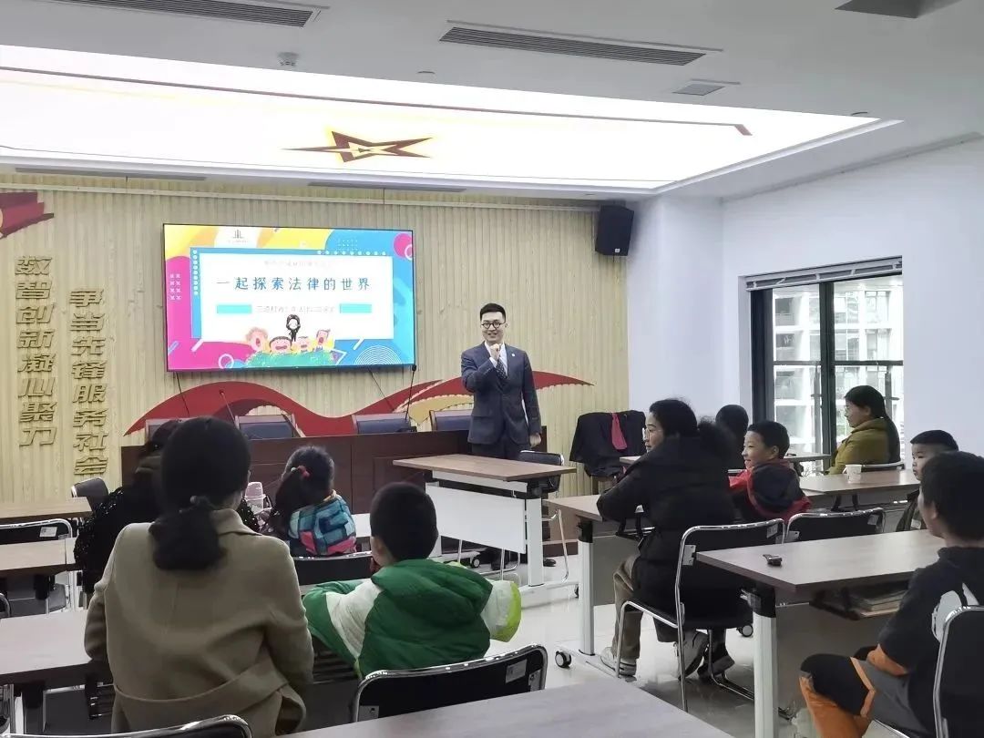 三道杠 | 法在身边，与法同行