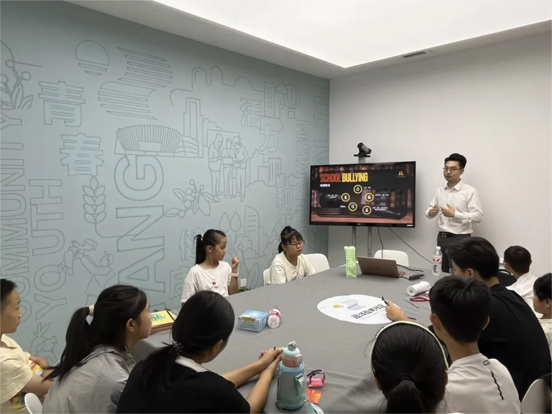 与法“童”行 护航成长 三道杠走进远洋商务社区