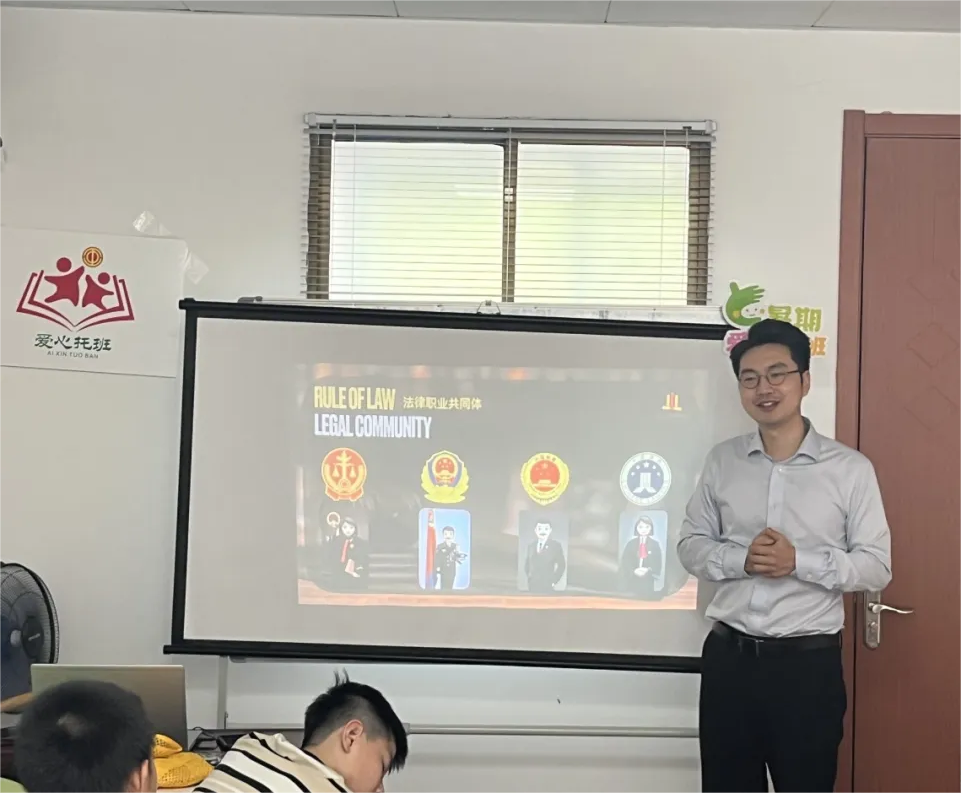 平安暑假 法治同行 —— 三道杠走进东二社区